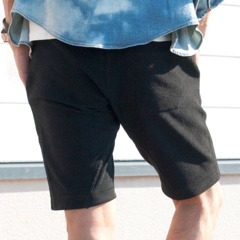 からみ風ジャージのショートパンツスタイリング。