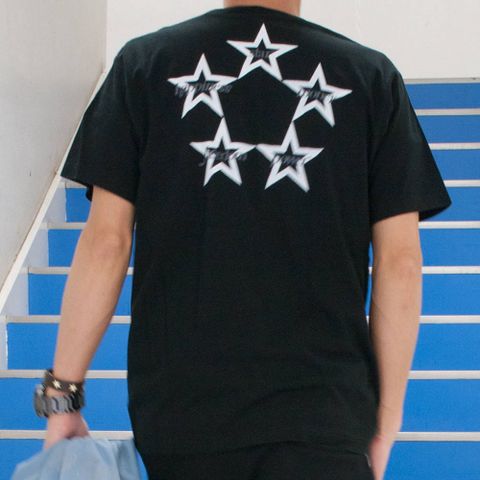 ブラック。