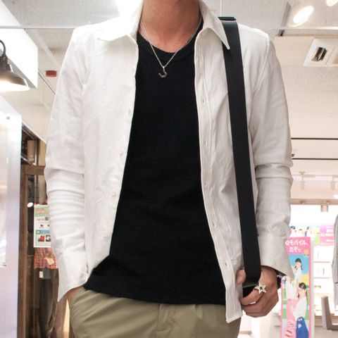 白シャツコーディネート。