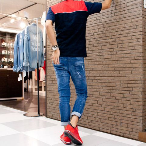 REDカラーのスニーカースタイル。