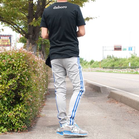 (グレー/ブルー)ラインパンツコーディネート。