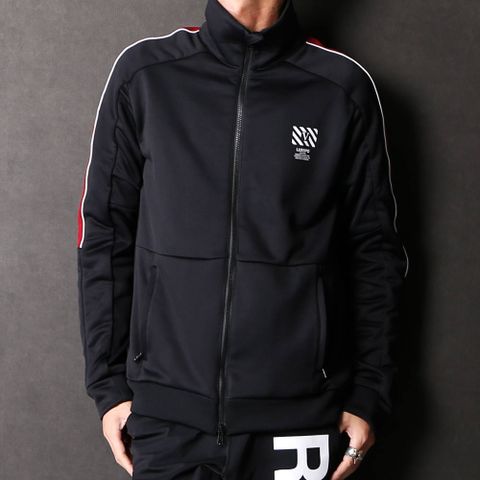 「LUXURY+SPORTS」コーディネート。