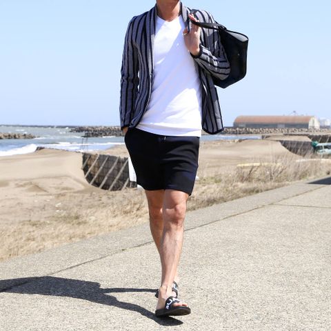 「カーディガン✕ショートパンツ」スタイル