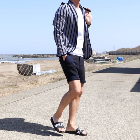 「カーディガン✕ショートパンツ」スタイル
