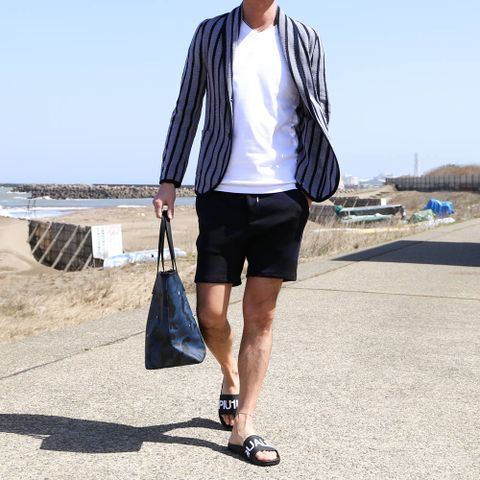 「カーディガン✕ショートパンツ」スタイル