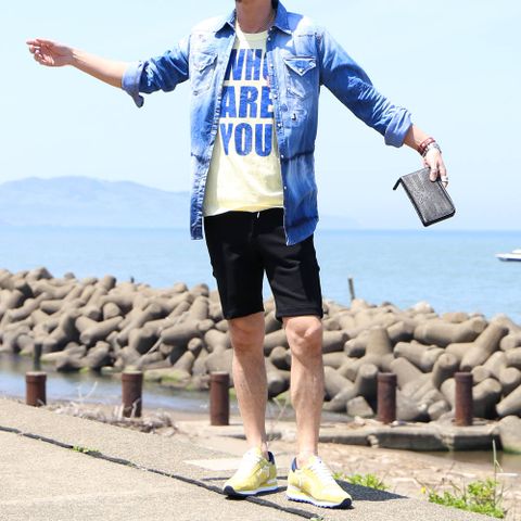 「デニムシャツ✕ショートパンツ」スタイル
