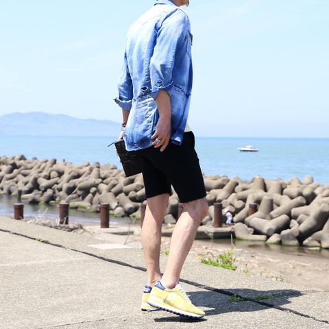 「デニムシャツ✕ショートパンツ」スタイル