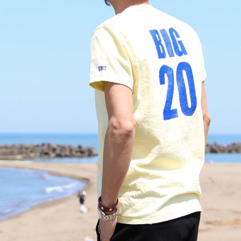 「デニムシャツ✕ショートパンツ」スタイル