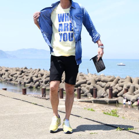 「デニムシャツ✕ショートパンツ」スタイル