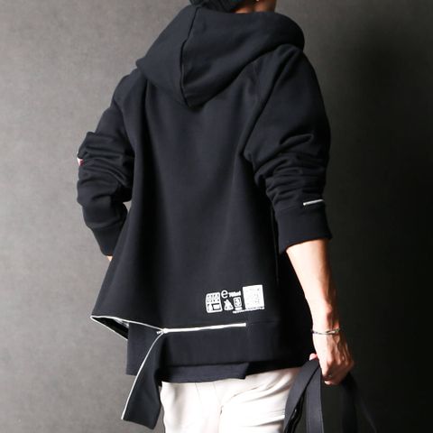 オーバーサイズパーカー×ラインパンツ