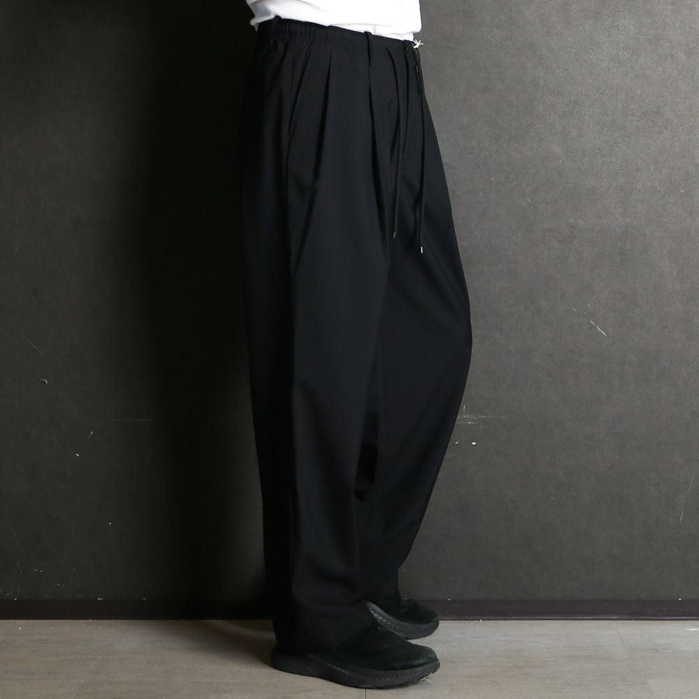 【ラスト1点-サイズ3】 DOUBLE PLEATED EASY TROUSERS - BLACK / オーガニックウール2/80トロピカル - ダブルプリーテッドイージートラウザーズ / A26A15PT02C