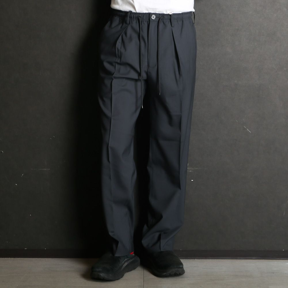 ONE TUCK TAPERED EASY PANTS - CHARCOAL / オーガニックウール2/80トロピカル - ワンタックテーパードイージーパンツ / A26B04PT01C