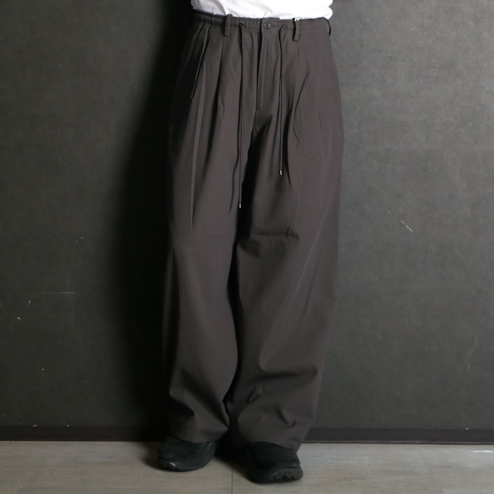 TRIPLE PLEATED EASY TROUSERS - CHARCOAL / 60/2オーガニック強燃ボイル3/2ツイル - トリプルプリーテッドイージートラウザーズ / A26A16PT02C
