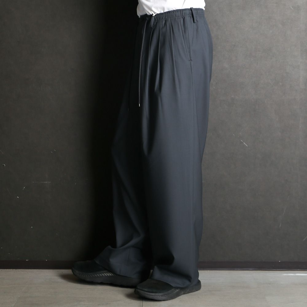 TRIPLE PLEATED EASY TROUSERS - CHARCOAL / オーガニックウール2/80トロピカル - トリプルプリーテッドイージートラウザーズ / A26B04PT02C