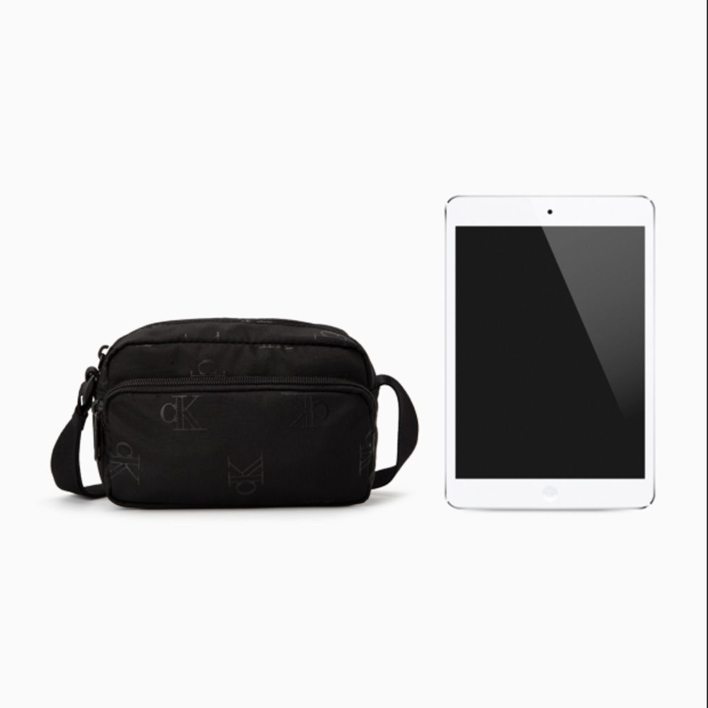 Calvin Klein Jeans - SPORT ESSENTIALS CAMERA BAG 18 AOP