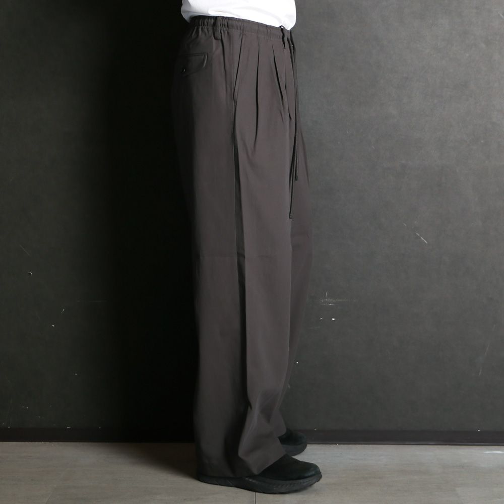 TRIPLE PLEATED EASY TROUSERS - CHARCOAL / 60/2オーガニック強燃ボイル3/2ツイル - トリプルプリーテッドイージートラウザーズ / A26A16PT02C