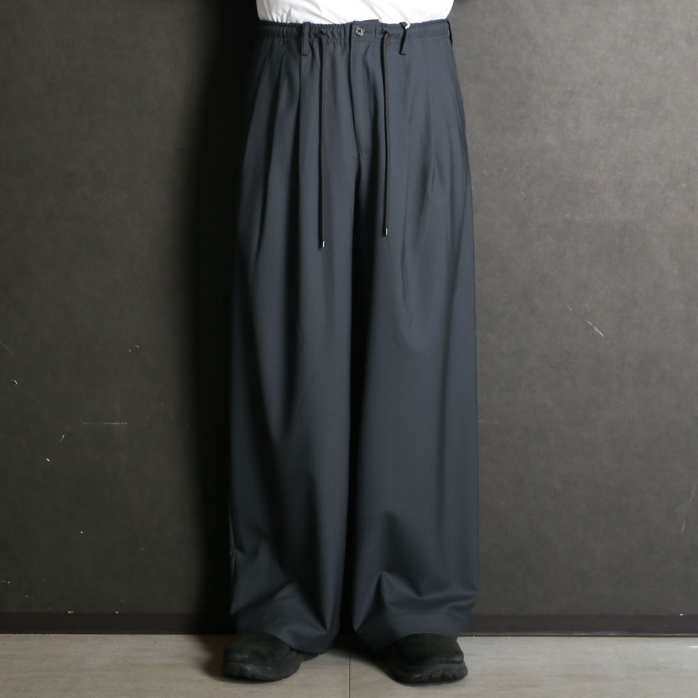 TRIPLE PLEATED EASY TROUSERS - CHARCOAL / オーガニックウール2/80トロピカル - トリプルプリーテッドイージートラウザーズ / A26B04PT02C
