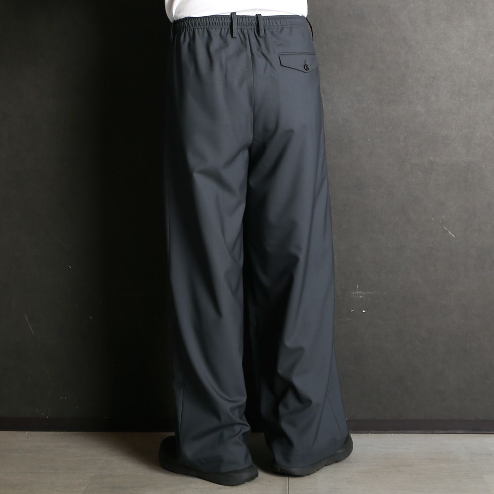TRIPLE PLEATED EASY TROUSERS - CHARCOAL / オーガニックウール2/80トロピカル - トリプルプリーテッドイージートラウザーズ / A26B04PT02C