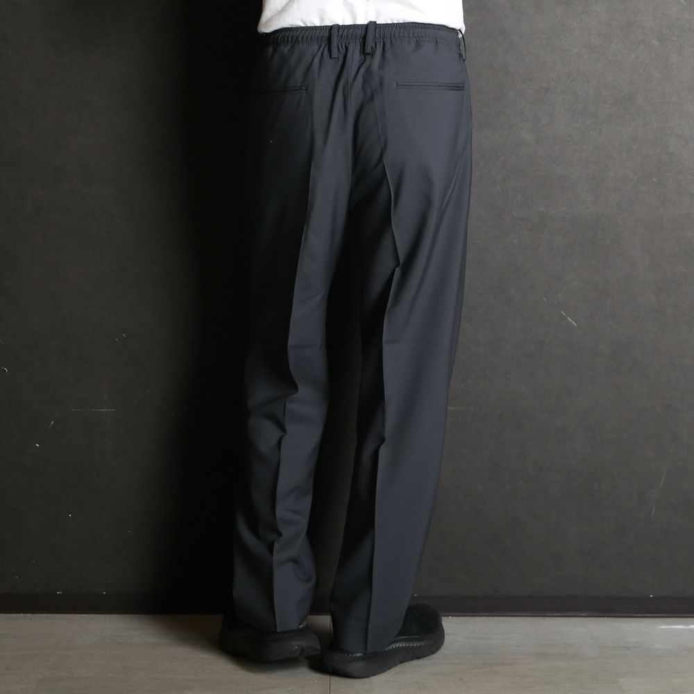 ONE TUCK TAPERED EASY PANTS - CHARCOAL / オーガニックウール2/80トロピカル - ワンタックテーパードイージーパンツ / A26B04PT01C