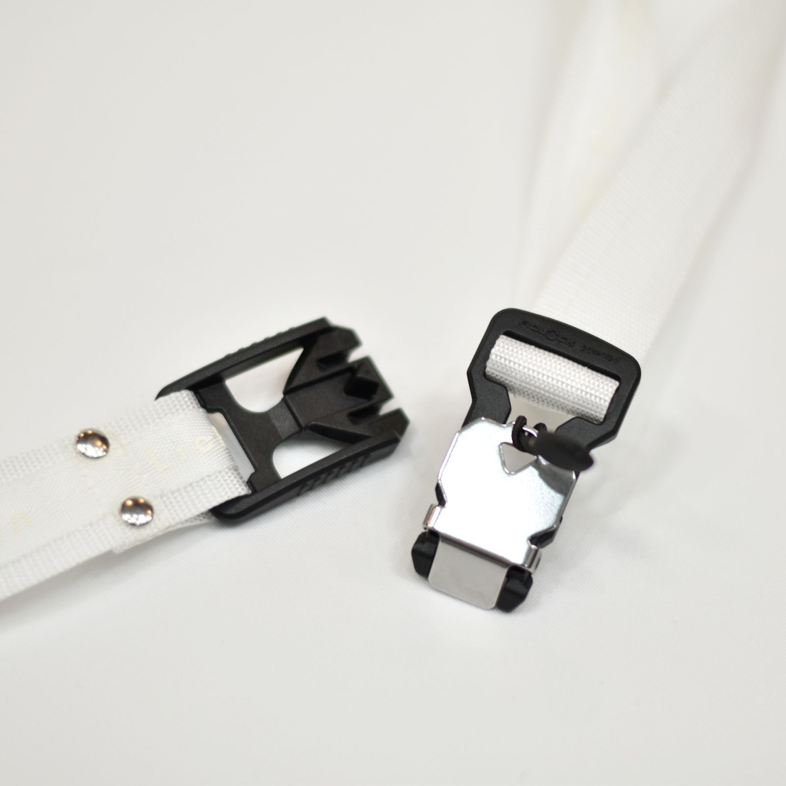 マグネットバックルロングベルト / LB22SS-AC01 (WHITE×SILVER)
