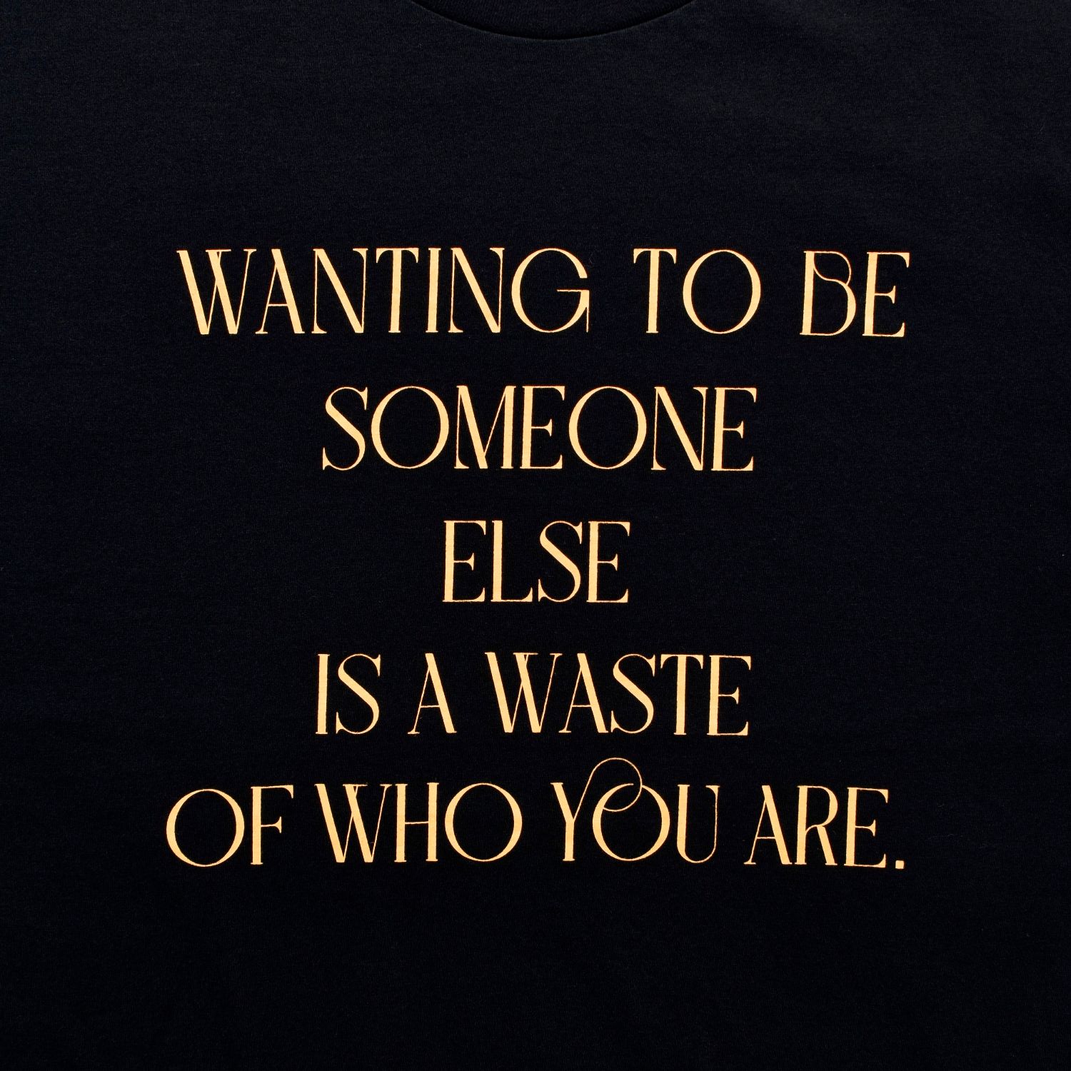 WANTING TO BE SOMEONE T-SH （BLACK ） / プリントTシャツ （ブラック） 2505-4001