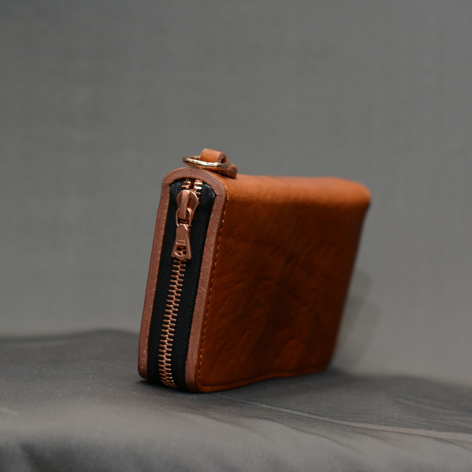 ダブルショルダー製品染め ラウンド財布 （BROWN）