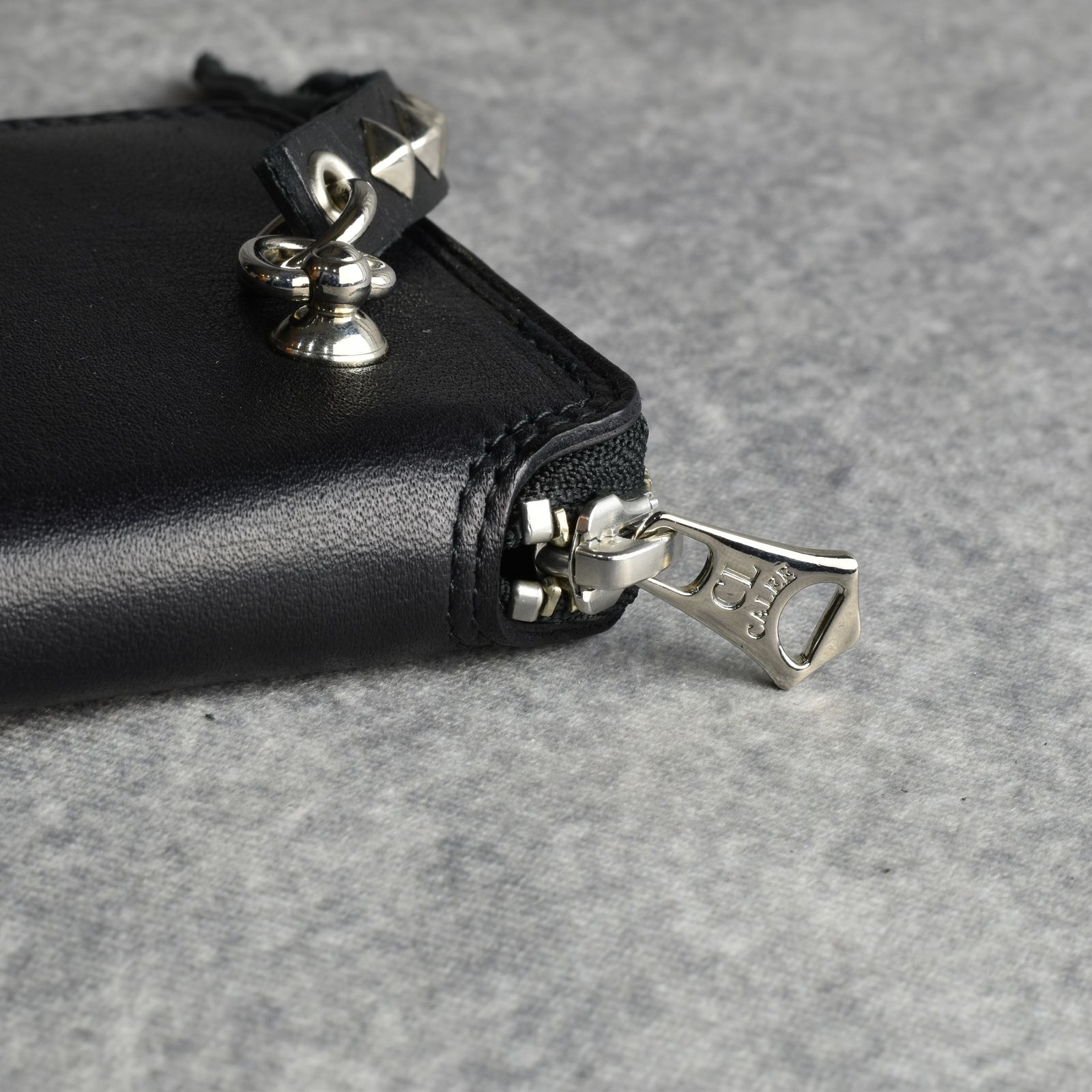 PLANE LEATHER ROUND TYPE ZIP LONG WALLET ＜STUDS CHARM＞ (BLACK) / ラウンドジップ 長財布 <スタッズチャーム>