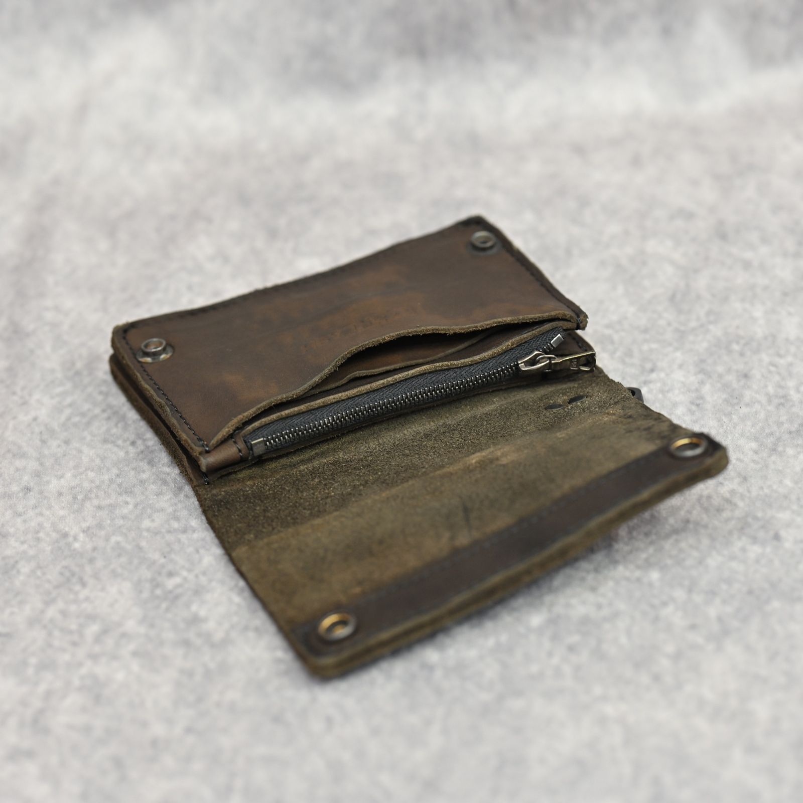 ジャパンショルダー製品染め スモールトラッカーウォレット （KHAKI）｜318-37