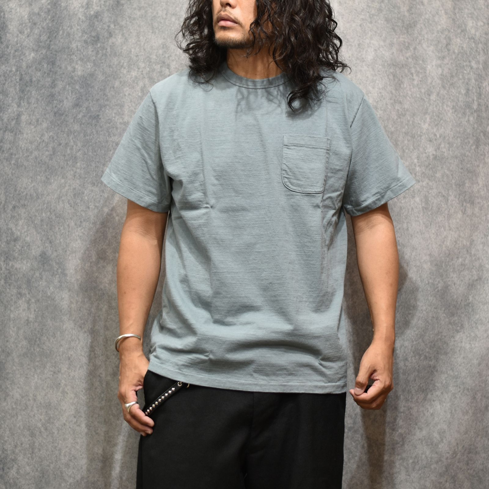 GARMENT DYE GIRLS LOGO POCKET TEE ＜NATURALLY PAINT DESIGN＞ (GREEN GRAY)｜ガール ロゴプリント ポケットTシャツ｜CL-26SS004NT