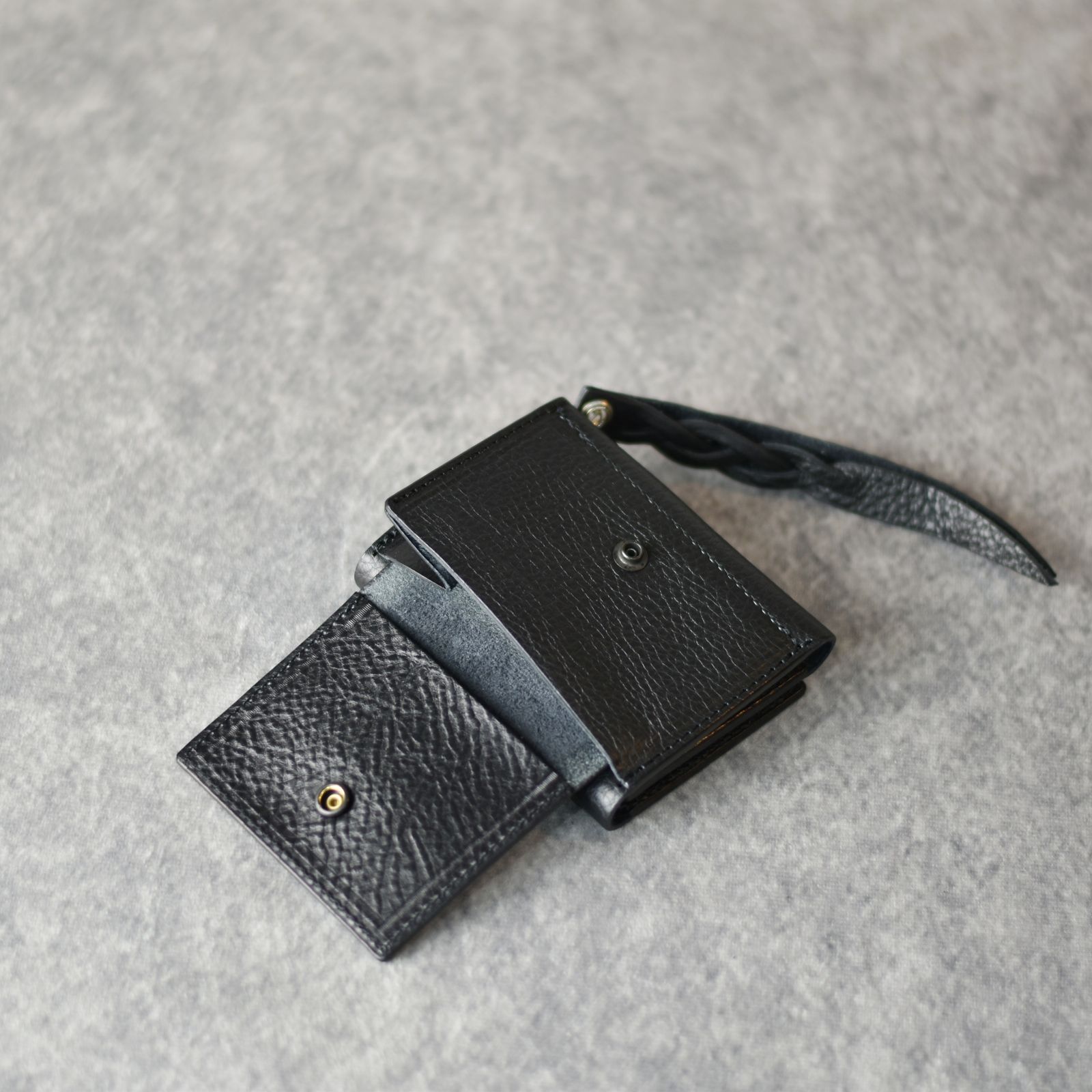 PLANE LEATHER MULTI WALLET ＜STUDS CHARM＞ (BLACK)｜プレーンレザー マルチウォレット ＜スタッズチャーム＞｜CL-25SS029LE