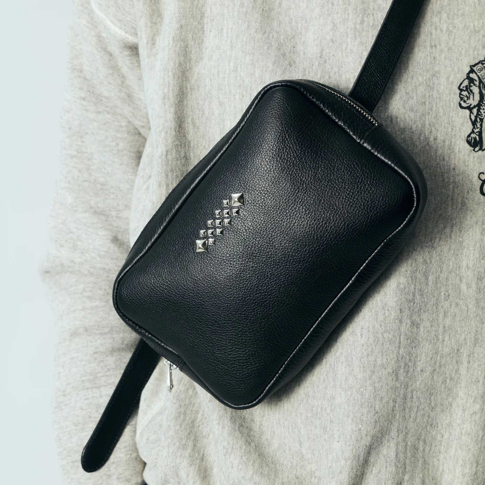 STUDS LEATHER BODY BAG (BLACK)｜ボディバッグ ウエストポーチ セカンドバッグ｜CL-25AW005LE