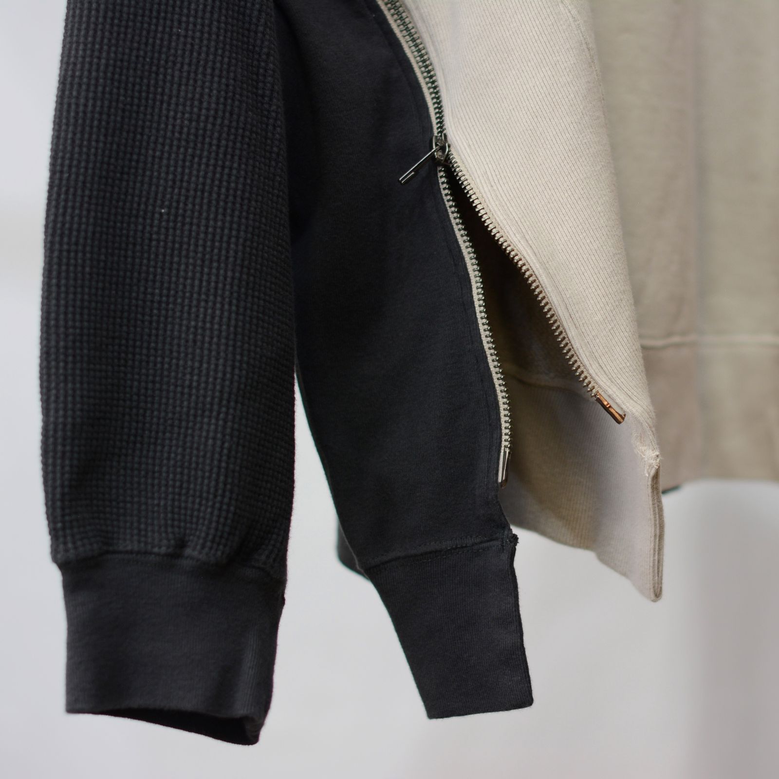 ZIPPER WAFFLE SWEAT "