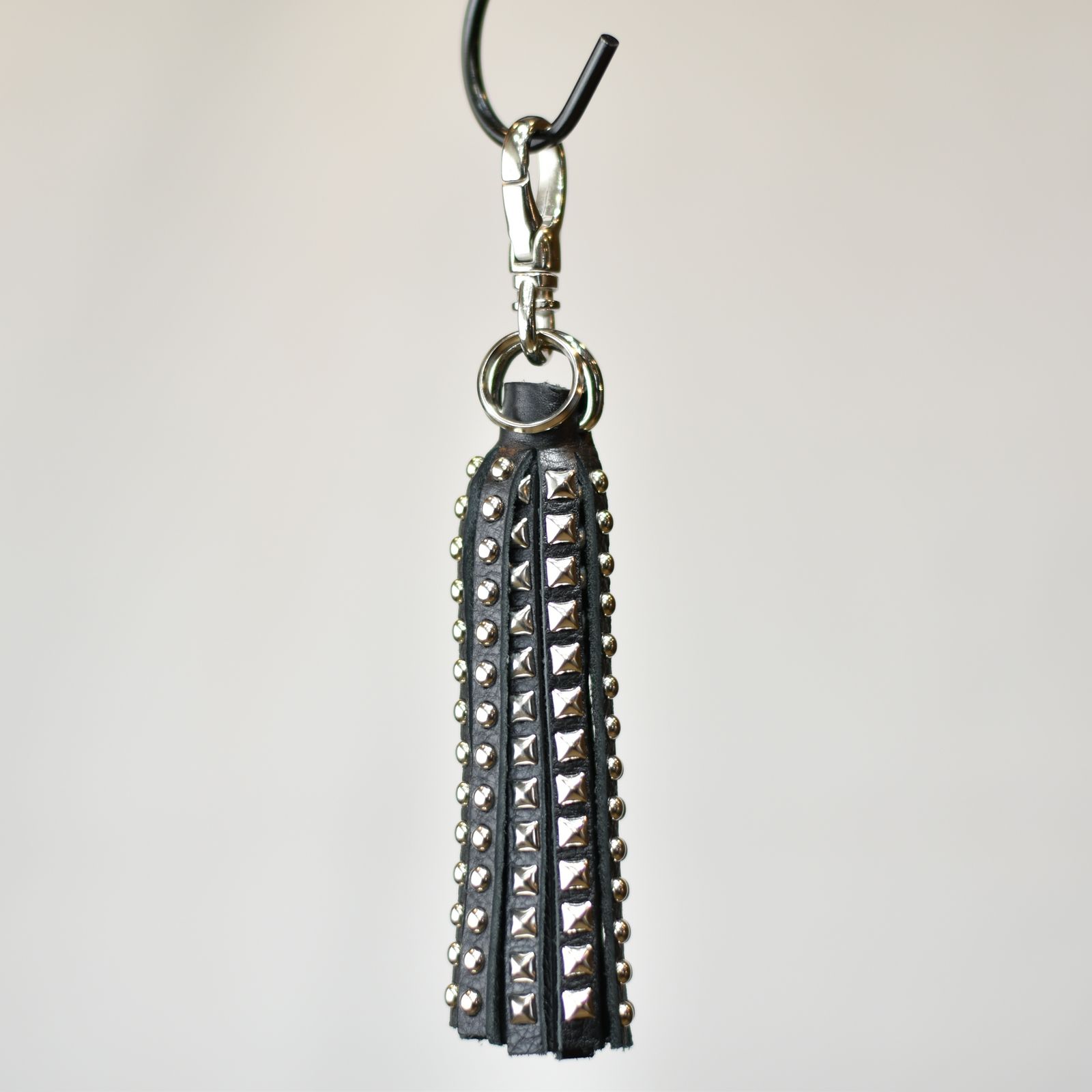 CALEE - Studs leather tassel key ring (Black) / タッセル型