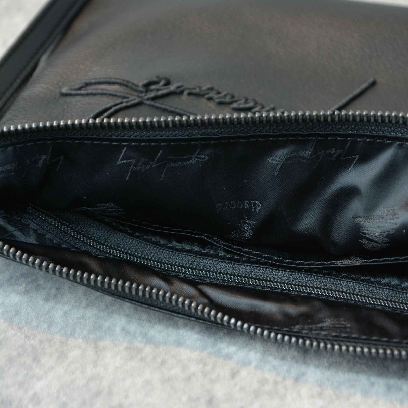 Signature sacoche (BLACK) ロゴ刺繍 サコッシュ（ブラック）
