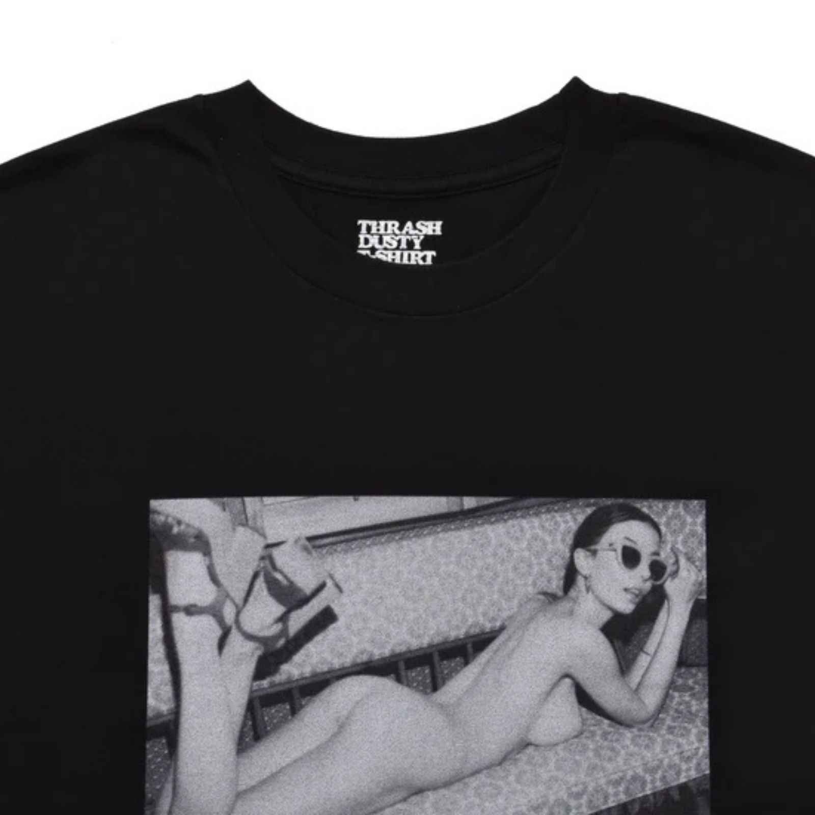 Jonathan Leder × Stie-lo "OLIVIA" Crewneck T-SH （BLACK） / プリントTシャツ （ブラック） 25MND-STL004