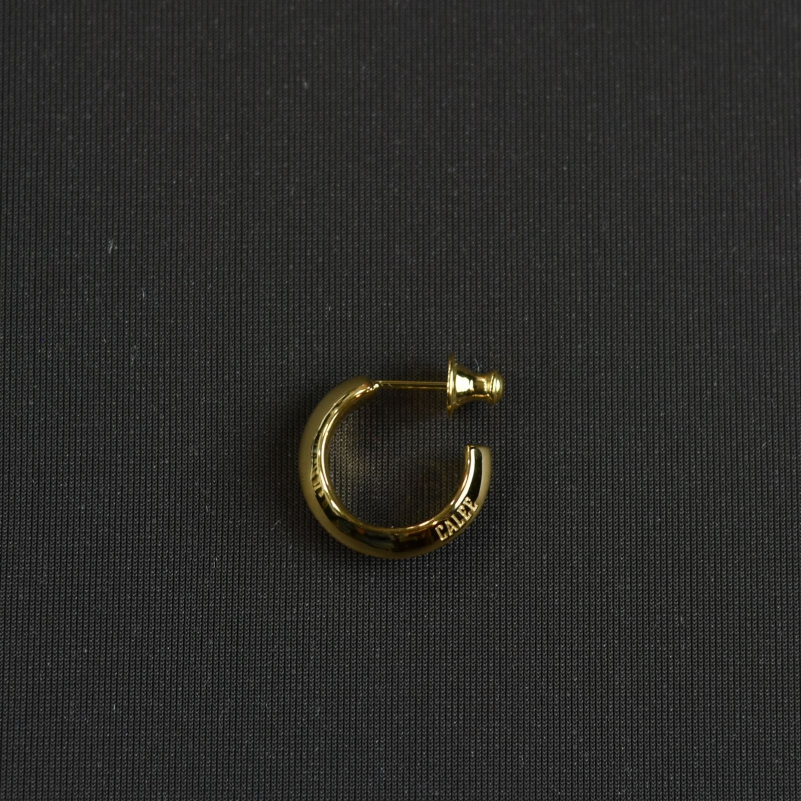 CALEE - LOGO ROLL PIERCE ＜LARGE＞ (GOLD) / ロゴ ロールピアス 