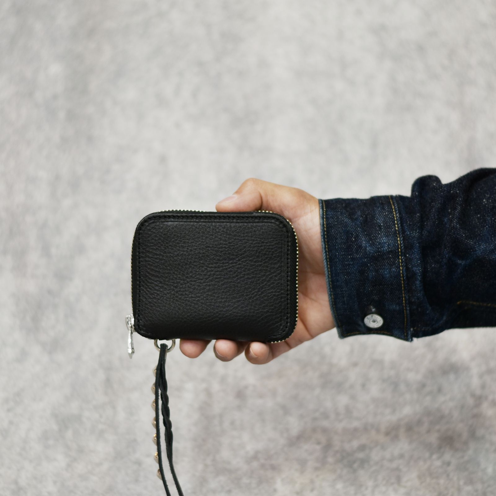 PLANE LEATHER ZIP MULTI WALLET ＜STUDS CHARM＞ (BLACK)｜プレーン レザー ラウンドジップ マルチウォレット 二つ折り財布 ＜スタッズチャーム＞｜CL-25AW019LE