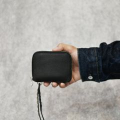 PLANE LEATHER ZIP MULTI WALLET ＜STUDS CHARM＞ (BLACK)｜プレーン レザー ラウンドジップ マルチウォレット 二つ折り財布 ＜スタッズチャーム＞｜CL-25AW019LE