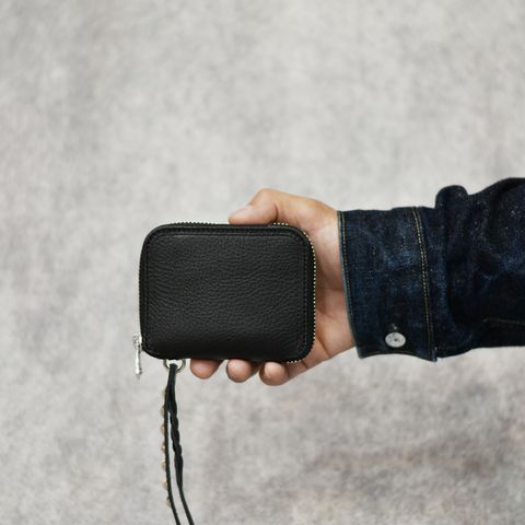 PLANE LEATHER ZIP MULTI WALLET ＜STUDS CHARM＞ (BLACK)｜プレーン レザー ラウンドジップ マルチウォレット 二つ折り財布 ＜スタッズチャーム＞｜CL-25AW019LE