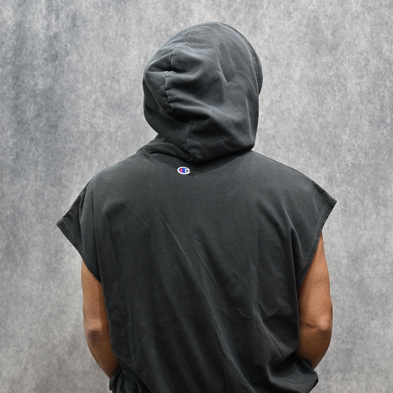 N.HOOLYWOOD × Champion｜REVERSIBLE HOODIE （CHARCOAL / チャコール）｜リバーシブル ノースリーブ パーカー｜C8-D109
