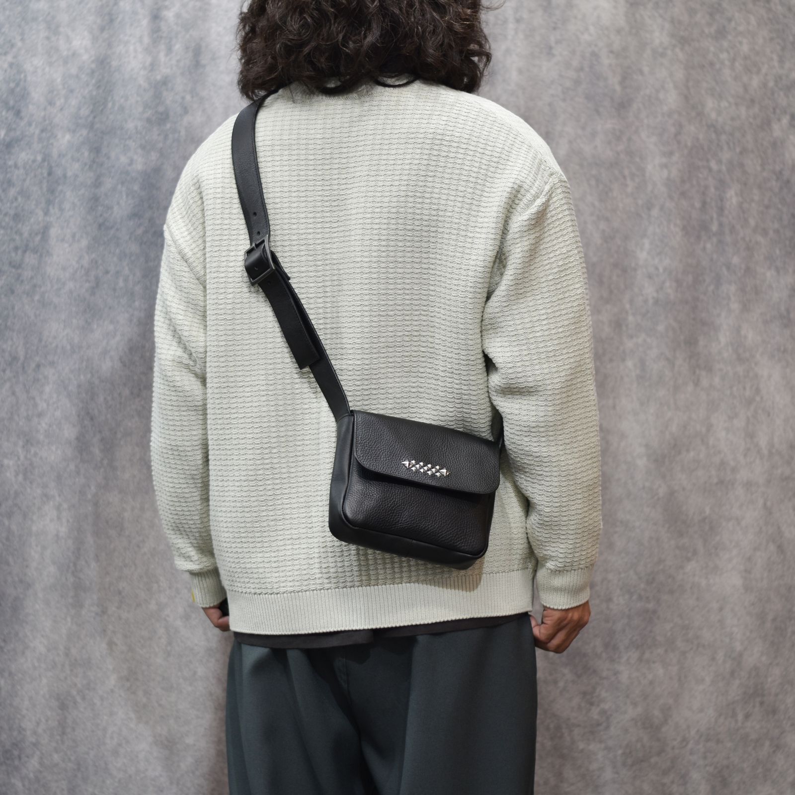 STUDS LEATHER SHOULDER POUCH BAG (BLACK)｜スタッズ レザー ショルダーポーチ バッグ｜CL-26SS004LE