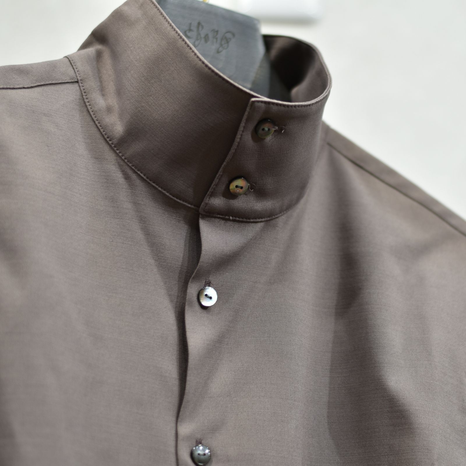 stand neck crevice shirt (AZUKI) / スタンドネック サイドスリット シャツ