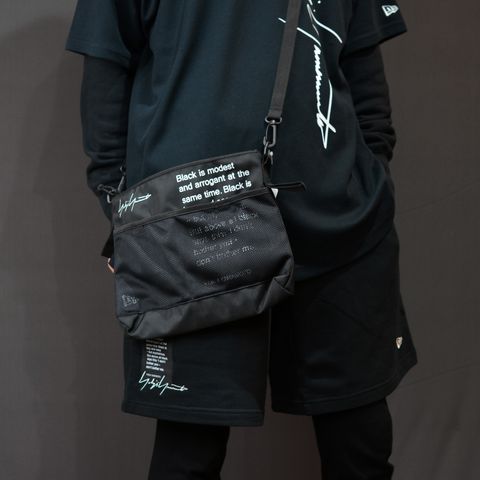 × NEW ERA WHITE LOGO SHOULDER BAG