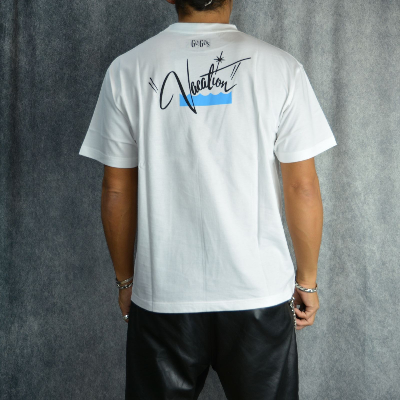 GO-GO'S "Vacation" Print Crewneck T-SH （WHT） / プリント Tシャツ （ホワイト）
