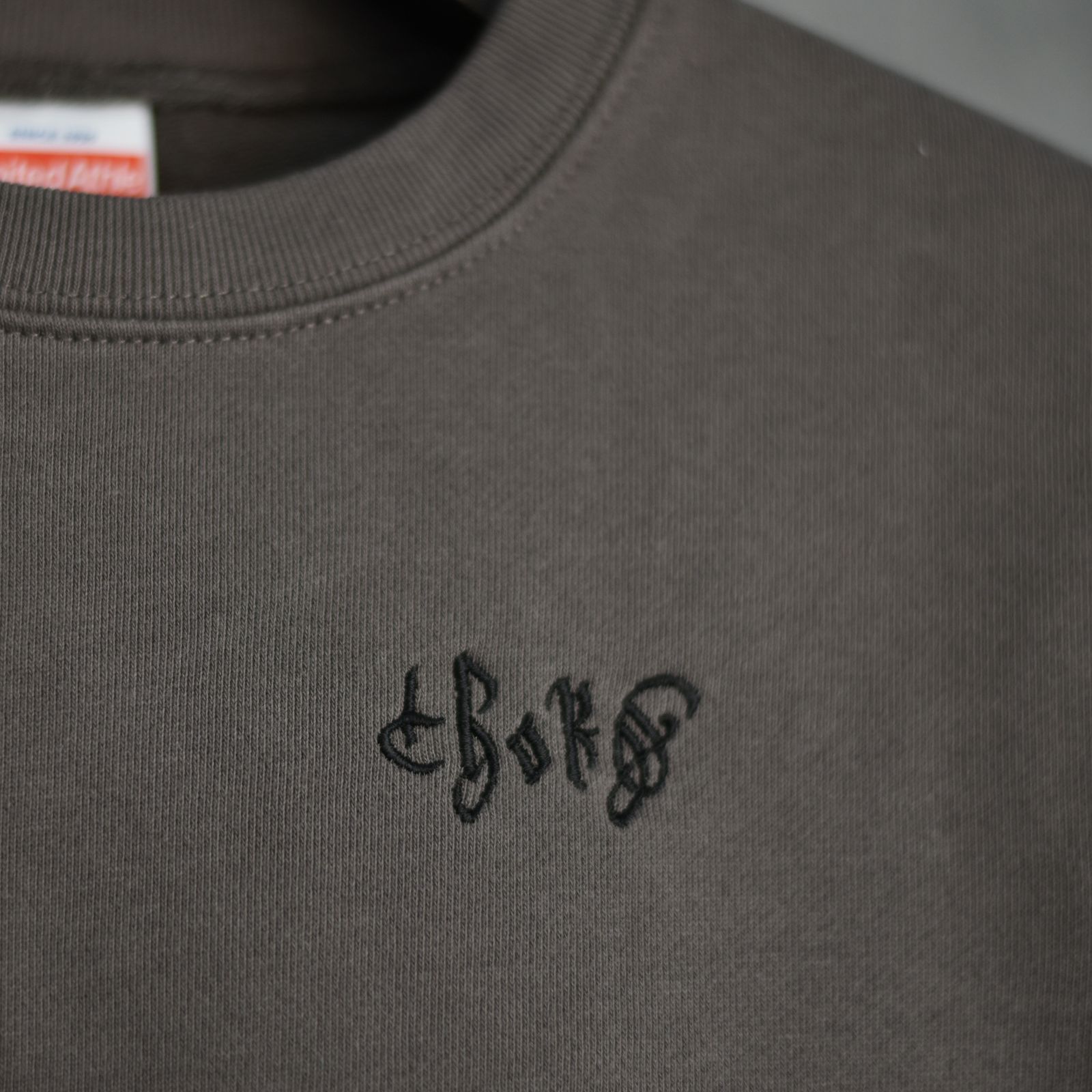 【KIDS】 "chord" EMBROIDERY 10.0OZ CREW NECK SWEAT (CHARCOAL) / ロゴ刺繍 10.0オンス クルーネック スウェット (チャコール)