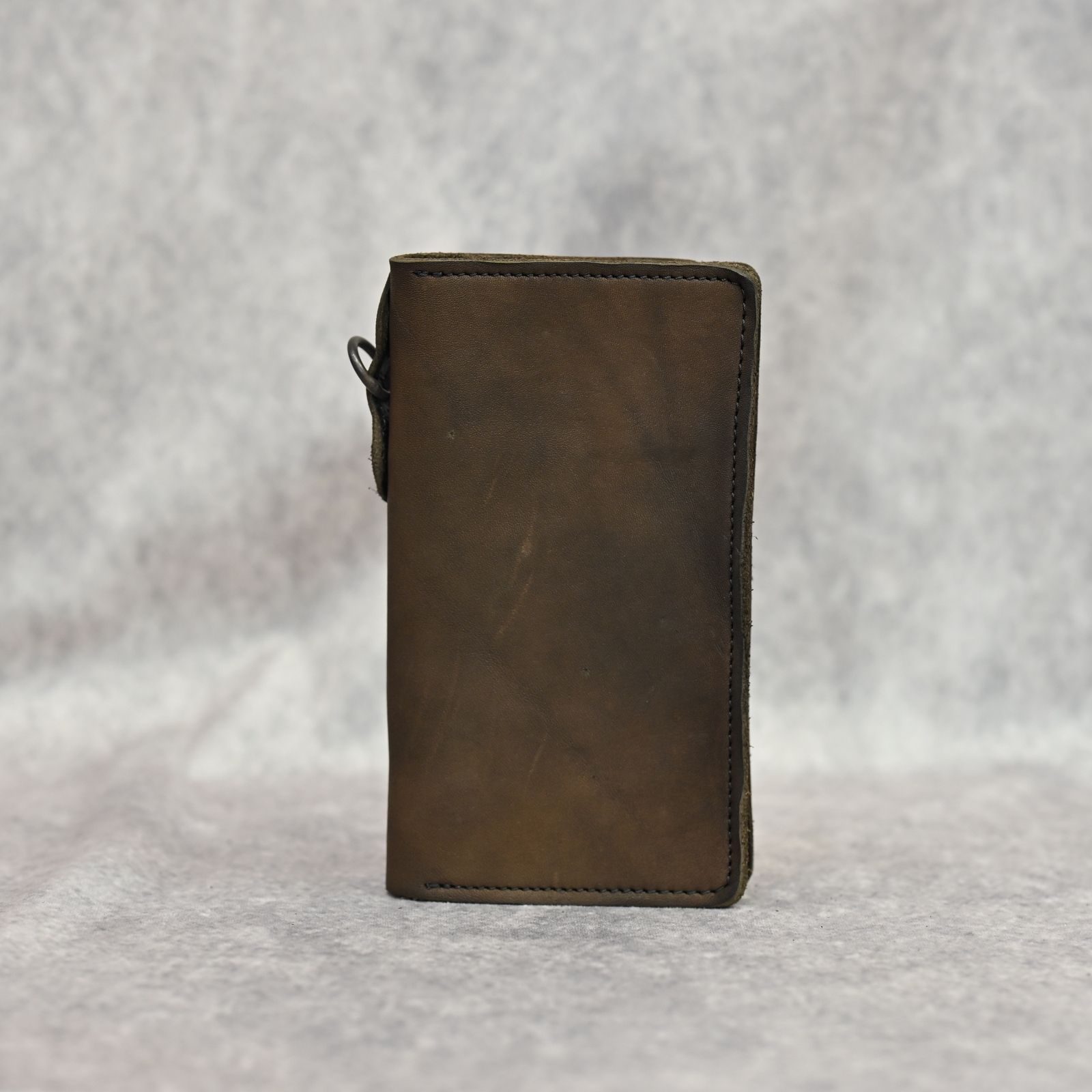 ジャパンショルダー製品染め ラージトラッカーウォレット （KHAKI）｜318-38