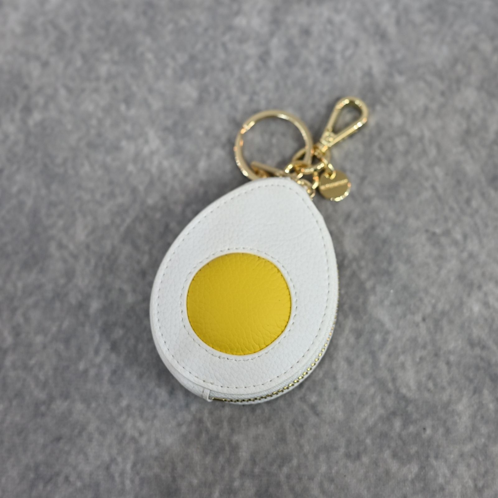 マルコモンドコラボレザーチャーム Egg coincase （WHT×YEL） チャーム キーリング ケース