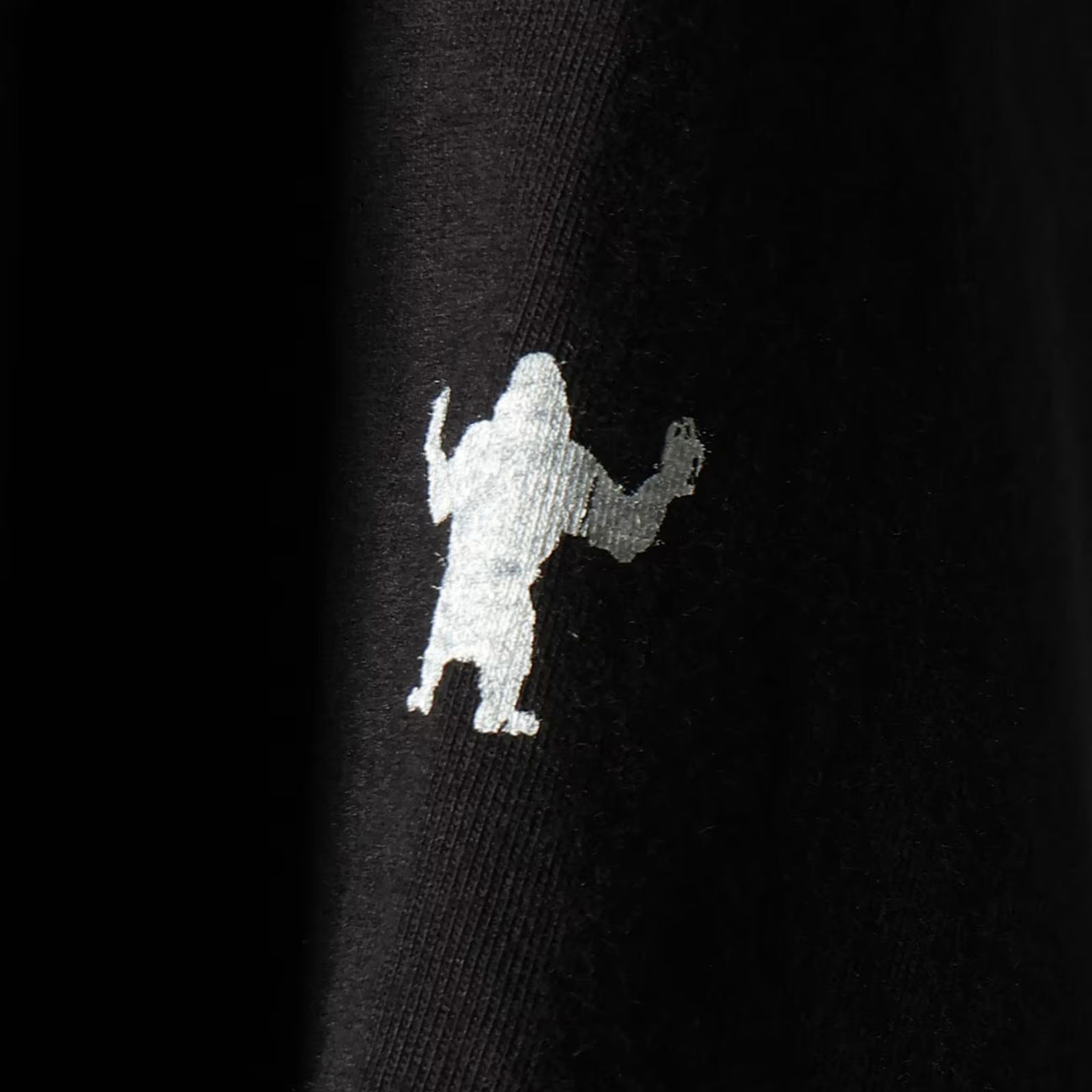 YYH PT SHORT SLEEVE T （BLACK） ロゴプリント Tシャツ （ブラック）