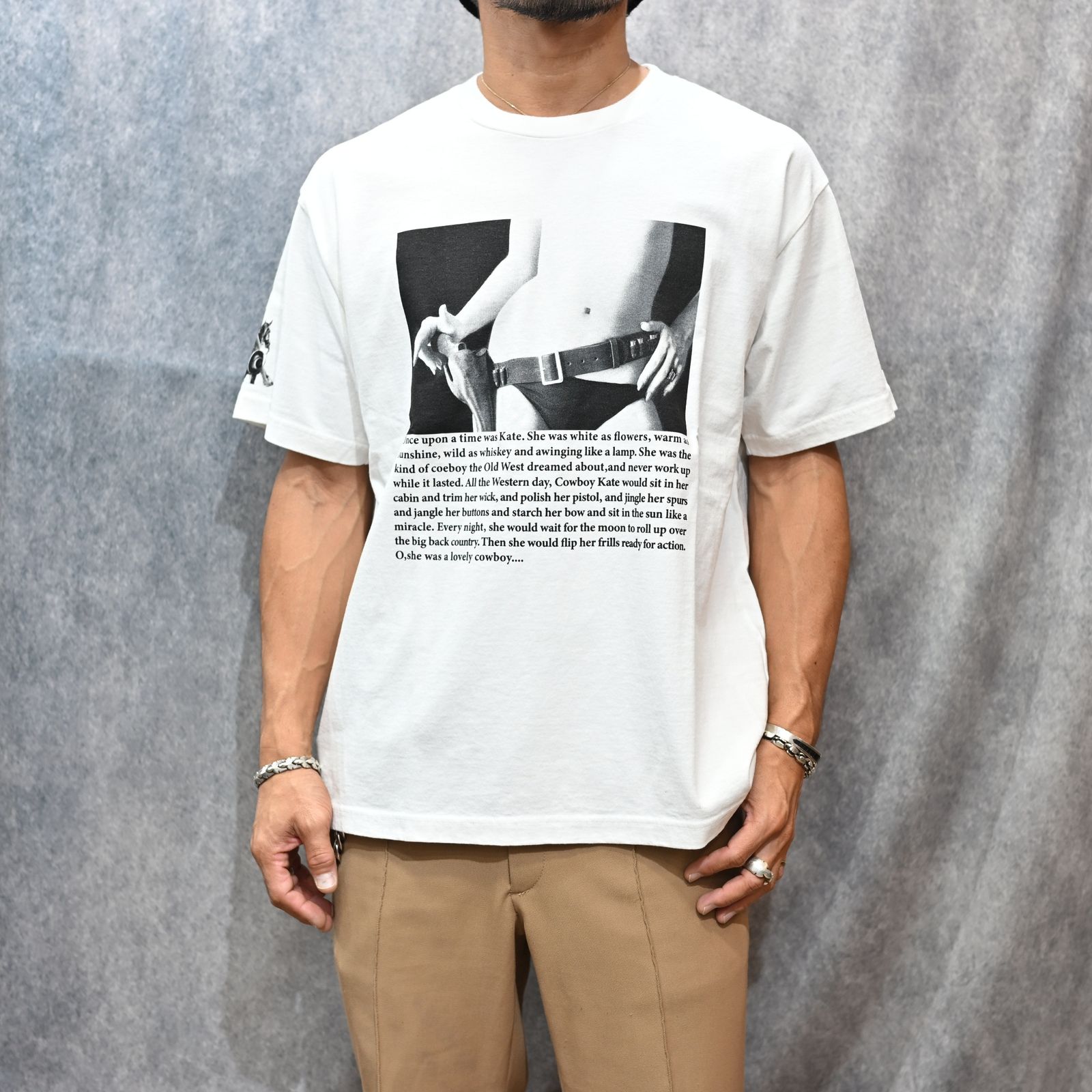 Sam Haskins×Stie-lo “holster Tee （WHT）｜サム・ハスキンス×スティーロ ホルスター プリントTシャツ｜25MND-STL006