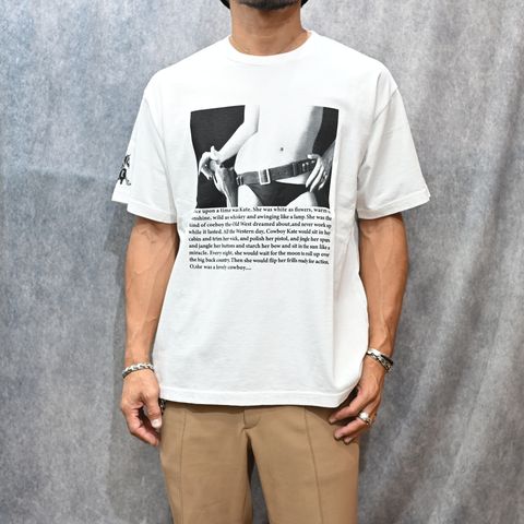Sam Haskins×Stie-lo “holster Tee （WHT）｜サム・ハスキンス×スティーロ ホルスター プリントTシャツ｜25MND-STL006